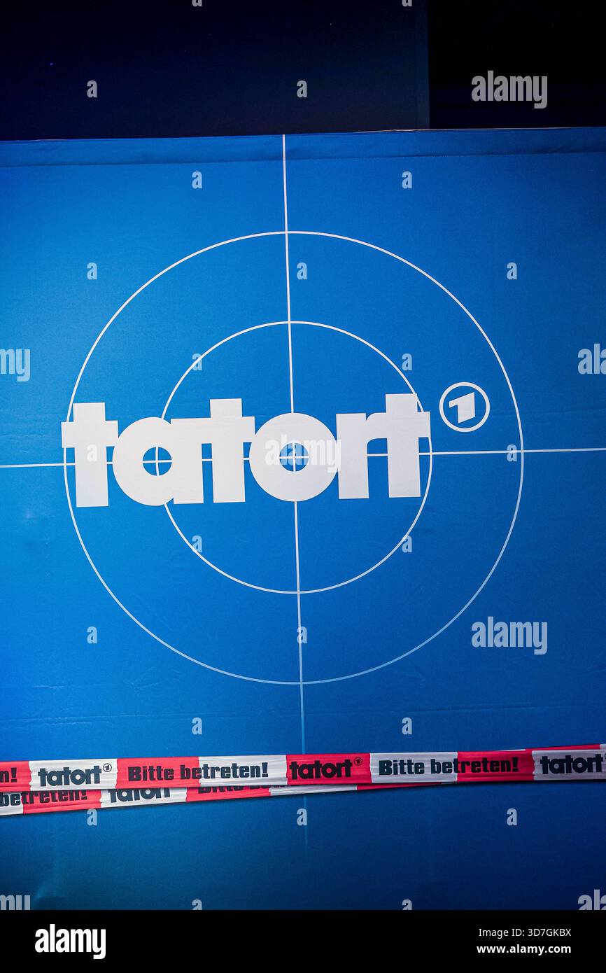 Première Münster-Tatort. Pressetermin zur Premiere des neuen Münster-Tatort Die Erfindung des Rades. Die Ausstrahlung ist AM 7. Dezember im Ersten und der ARD Mediathek. Logo des Krimiserie Tatort. Münster, Nordrhein-Westfalen, DEU, Deutschland, 25.11.2025 *** Premiere Münster Tatort événement de presse pour la première de la nouvelle Münster Tatort Die Erfindung des Rades L'émission est diffusée le 7 décembre sur ARD et le logo ARD Mediathek de la série criminelle Tatort Münster, Rhénanie du Nord-Westphalie, DEU, Allemagne, 25 11 2025 Banque D'Images