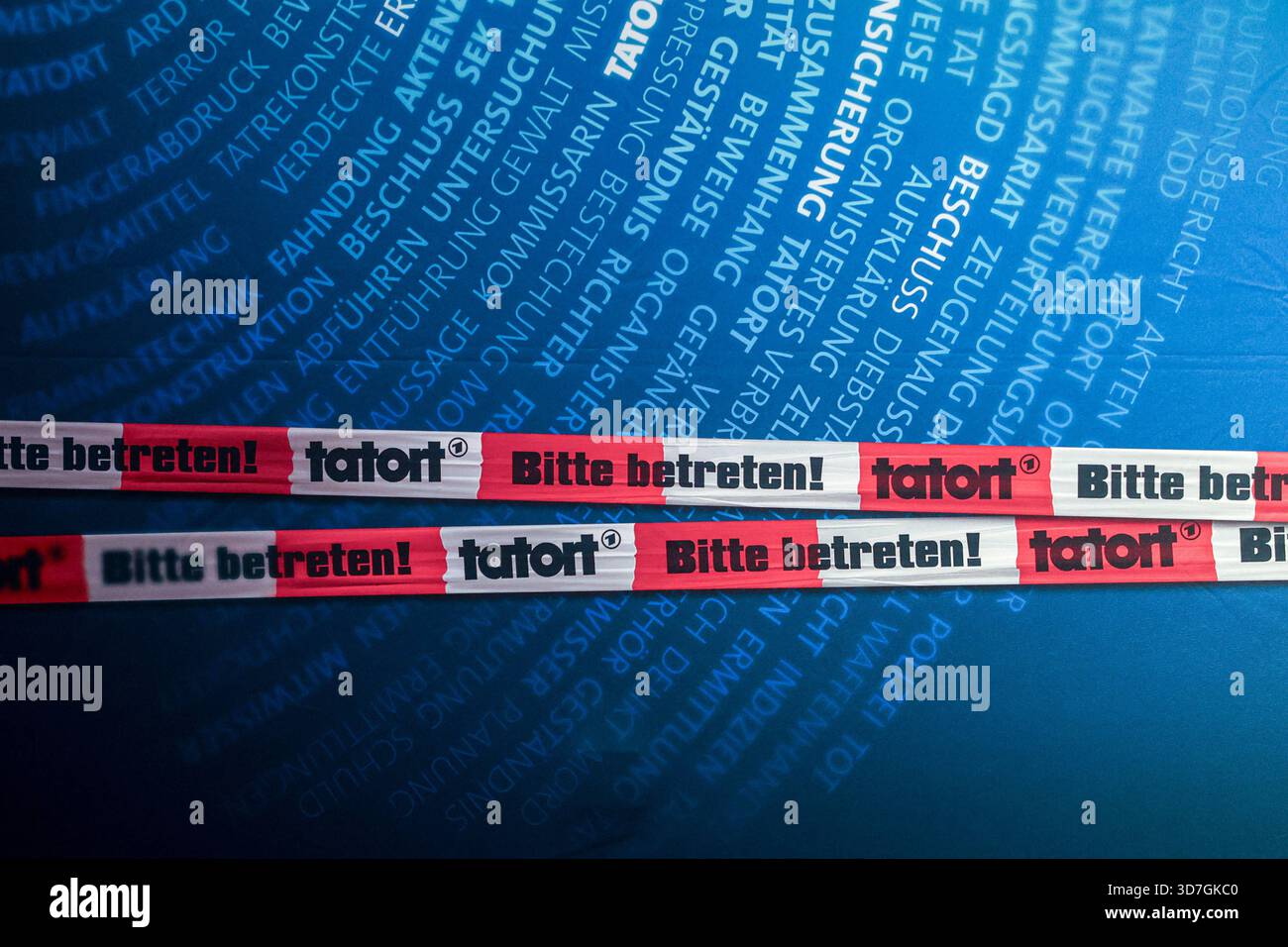 Première Münster-Tatort. Pressetermin zur Premiere des neuen Münster-Tatort Die Erfindung des Rades. Die Ausstrahlung ist AM 7. Dezember im Ersten und der ARD Mediathek. Logo des Krimiserie Tatort. Münster, Nordrhein-Westfalen, DEU, Deutschland, 25.11.2025 *** Premiere Münster Tatort événement de presse pour la première de la nouvelle Münster Tatort Die Erfindung des Rades L'émission est diffusée le 7 décembre sur ARD et le logo ARD Mediathek de la série criminelle Tatort Münster, Rhénanie du Nord-Westphalie, DEU, Allemagne, 25 11 2025 Banque D'Images