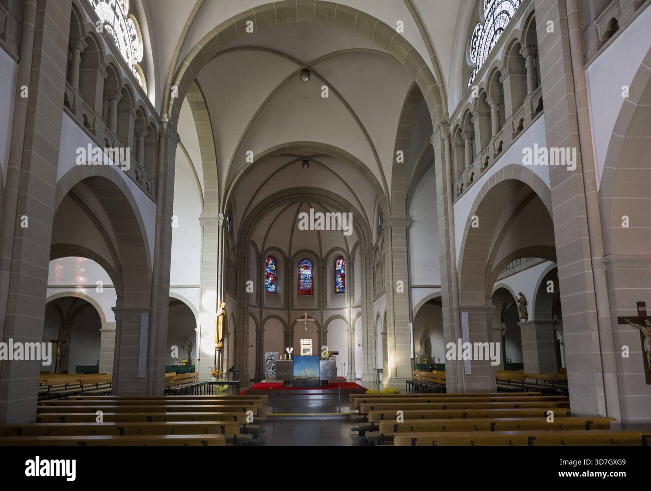 Grande église vue intérieure avec arches, fenêtres en verre et autel dans une atmosphère calme, Monastère Boniface, Huenfeld, Konrad-Zuse City, Hesse, Allemagne Banque D'Images