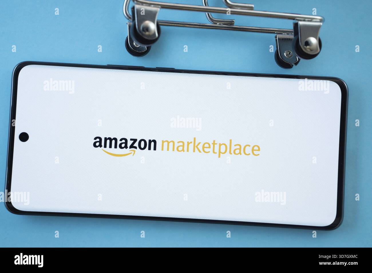 Dhaka, Bangladesh- 21 novembre 2025 : écran de smartphone montrant le logo amazon Marketplace avec des roues de panier sur un fond bleu Banque D'Images