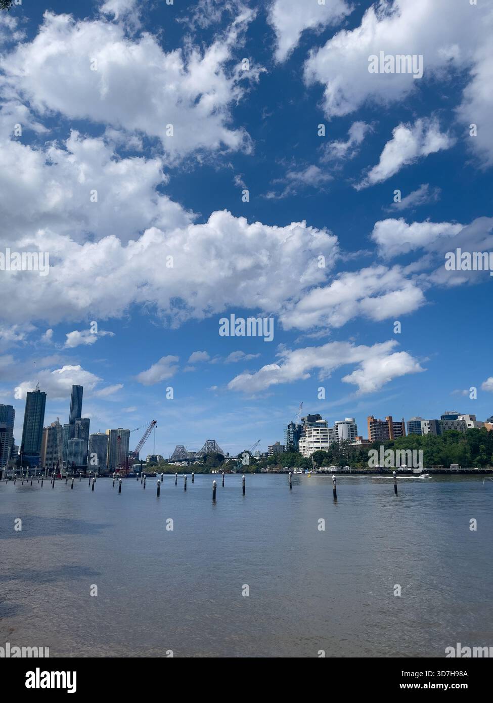 Vue panoramique sur les gratte-ciel et la rivière de Brisbane sous un ciel bleu ensoleillé avec des nuages dans le Queensland, Australie - Image de stock capturée avec un smartphone