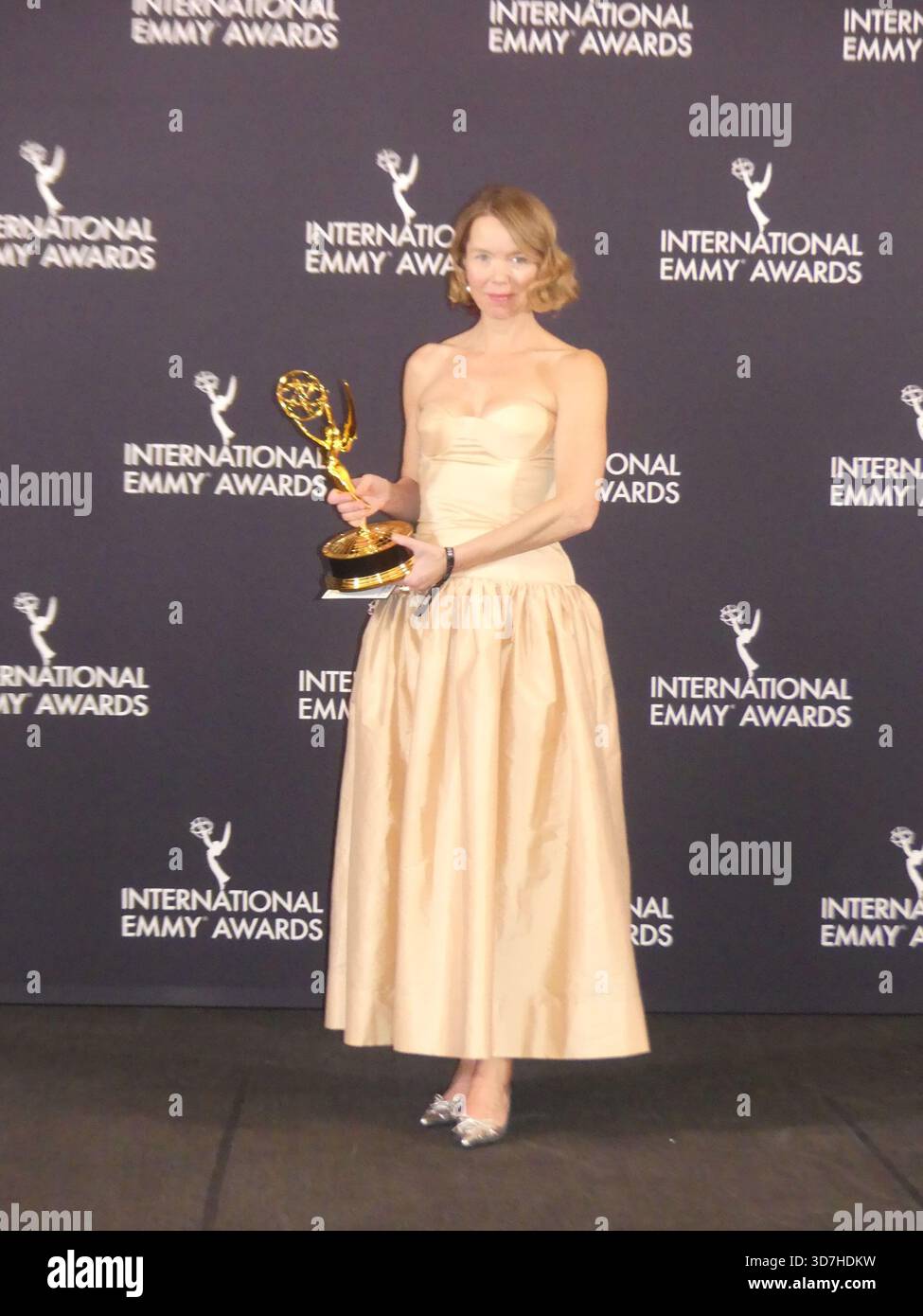 2025 iEmmy Awards, Midtown Hilton, 1335 6th Ave, New York, NY 10019 États-Unis. 24 novembre 2025. Anna Maxwell-Martin, lauréate du prix iEmmy 2025 de la meilleure actrice dans la mini-série ITV True crime TV'Until I Kill You' -- avec la statuette iEmmy en main, après sa victoire au 53e Gala des International Emmy Awards à New York. Crédit : ©Julia Mineeva/EGBN News/Alamy Live News Banque D'Images