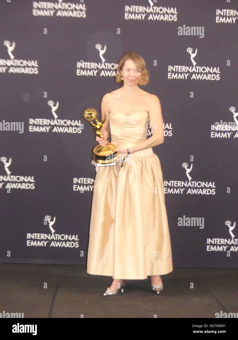 2025 iEmmy Awards, Midtown Hilton, 1335 6th Ave, New York, NY 10019 États-Unis. 24 novembre 2025. Anna Maxwell-Martin, lauréate du prix iEmmy 2025 de la meilleure actrice dans la mini-série ITV True crime TV'Until I Kill You' -- avec la statuette iEmmy en main, après sa victoire au 53e Gala des International Emmy Awards à New York. Crédit : ©Julia Mineeva/EGBN News/Alamy Live News Banque D'Images