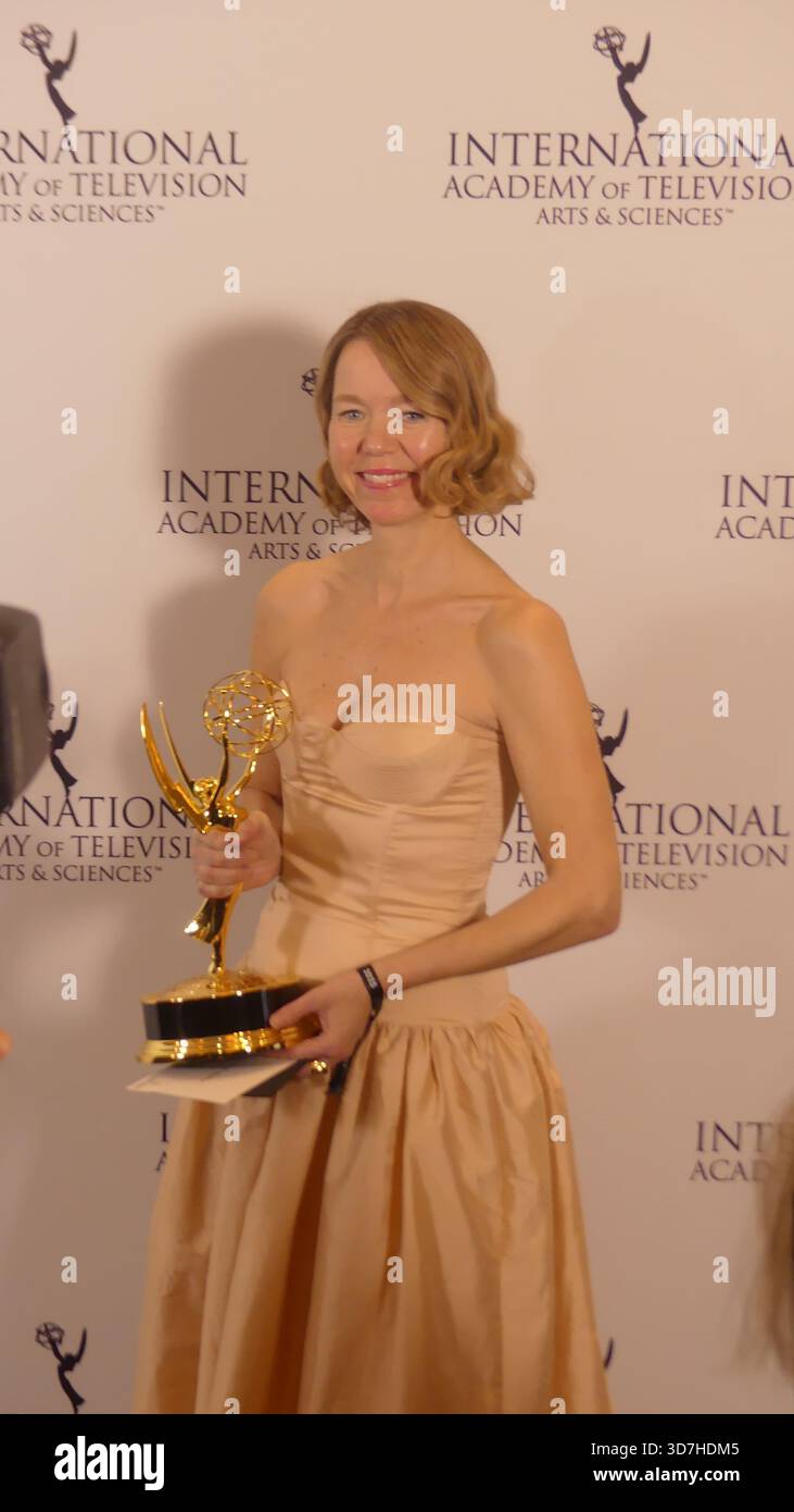 2025 iEmmy Awards, Midtown Hilton, 1335 6th Ave, New York, NY 10019 États-Unis. 24 novembre 2025. Anna Maxwell-Martin, lauréate du prix iEmmy 2025 de la meilleure actrice dans la mini-série ITV True crime TV'Until I Kill You' -- avec la statuette iEmmy en main, après sa victoire au 53e Gala des International Emmy Awards à New York. Crédit : ©Julia Mineeva/EGBN News/Alamy Live News Banque D'Images