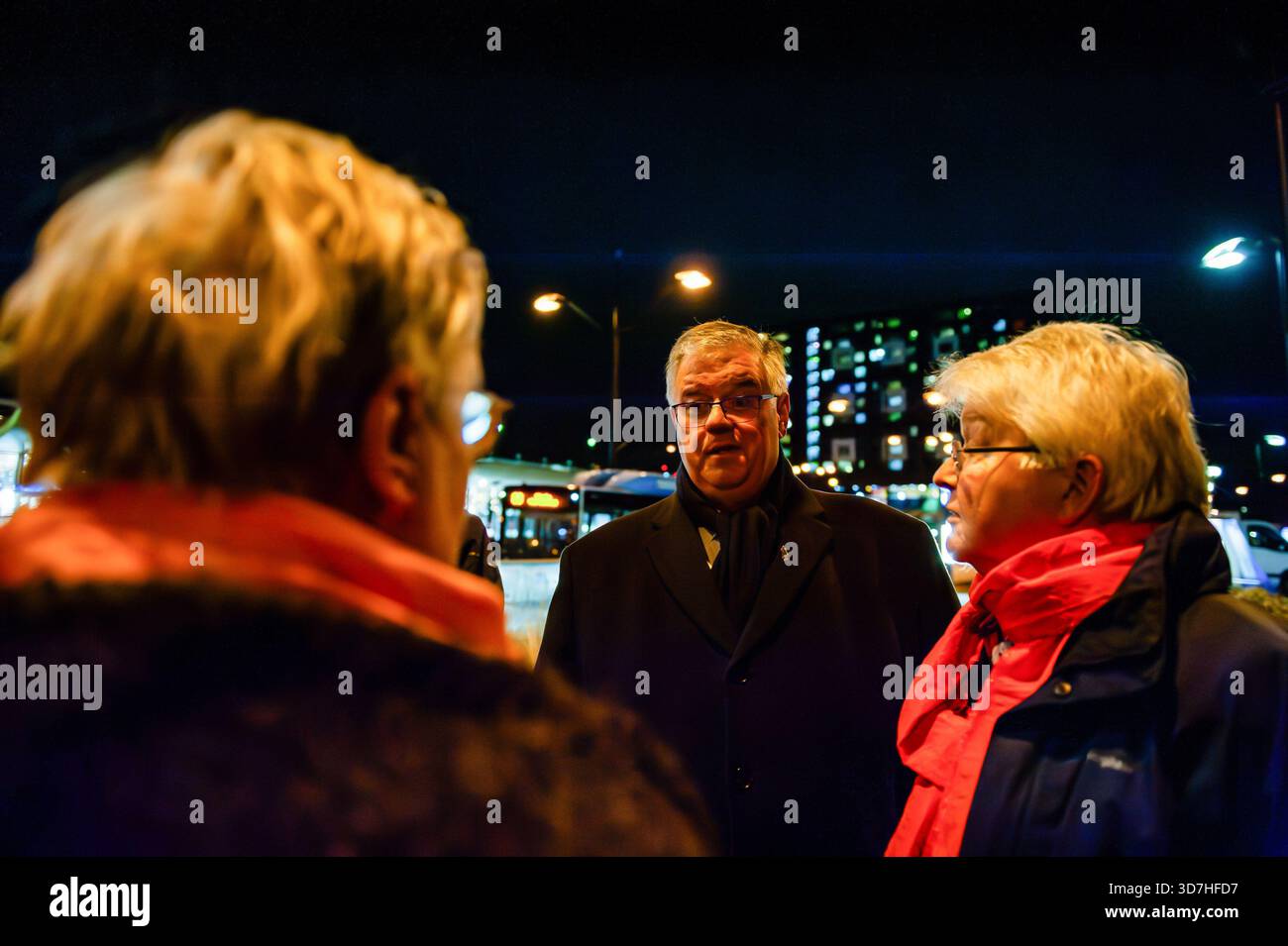 Le maire de Nimègue, Hubert Bruls, discute avec certains participants pendant le rassemblement. À l'occasion de la Journée internationale pour l'élimination de la violence à l'égard des femmes, les gens se sont rassemblés pour hisser les drapeaux de la campagne mondiale « Orange the World » óa visant à soutenir les femmes et les filles. Pendant « Orange the World », la campagne mondiale des Nations Unies pour les femmes, dans plus de 100 pays, des bâtiments et autres objets sont illuminés en orange. De plus, des débats, des expositions, des démonstrations et diverses autres activités sont organisées. (Photo de Ana Fernandez/SOPA images/SIPA USA) Banque D'Images