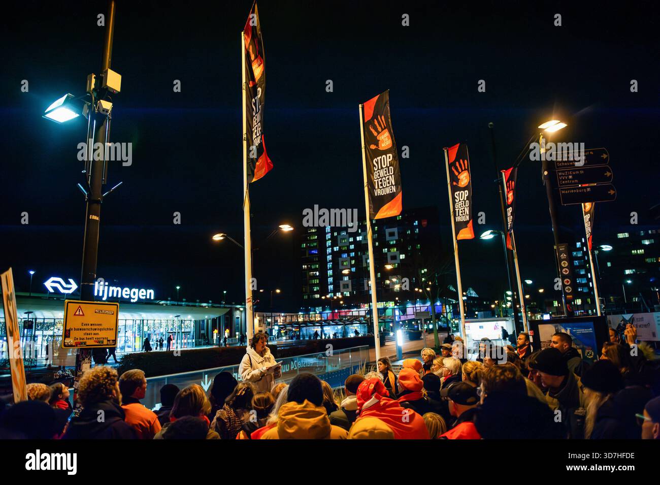 Une femme lit un discours sous les drapeaux oranges pendant le rallye. À l'occasion de la Journée internationale pour l'élimination de la violence à l'égard des femmes, les gens se sont rassemblés pour hisser les drapeaux de la campagne mondiale « Orange the World » óa visant à soutenir les femmes et les filles. Pendant « Orange the World », la campagne mondiale des Nations Unies pour les femmes, dans plus de 100 pays, des bâtiments et autres objets sont illuminés en orange. De plus, des débats, des expositions, des démonstrations et diverses autres activités sont organisées. (Photo de Ana Fernandez/SOPA images/SIPA USA) Banque D'Images