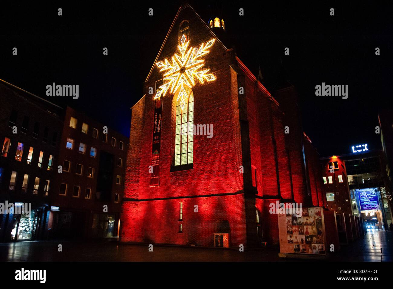 La chapelle Marienburg est vue décorée de lumières oranges pendant le rallye. À l'occasion de la Journée internationale pour l'élimination de la violence à l'égard des femmes, les gens se sont rassemblés pour hisser les drapeaux de la campagne mondiale « Orange the World » óa visant à soutenir les femmes et les filles. Pendant « Orange the World », la campagne mondiale des Nations Unies pour les femmes, dans plus de 100 pays, des bâtiments et autres objets sont illuminés en orange. De plus, des débats, des expositions, des démonstrations et diverses autres activités sont organisées. (Photo de Ana Fernandez/SOPA images/SIPA USA) Banque D'Images