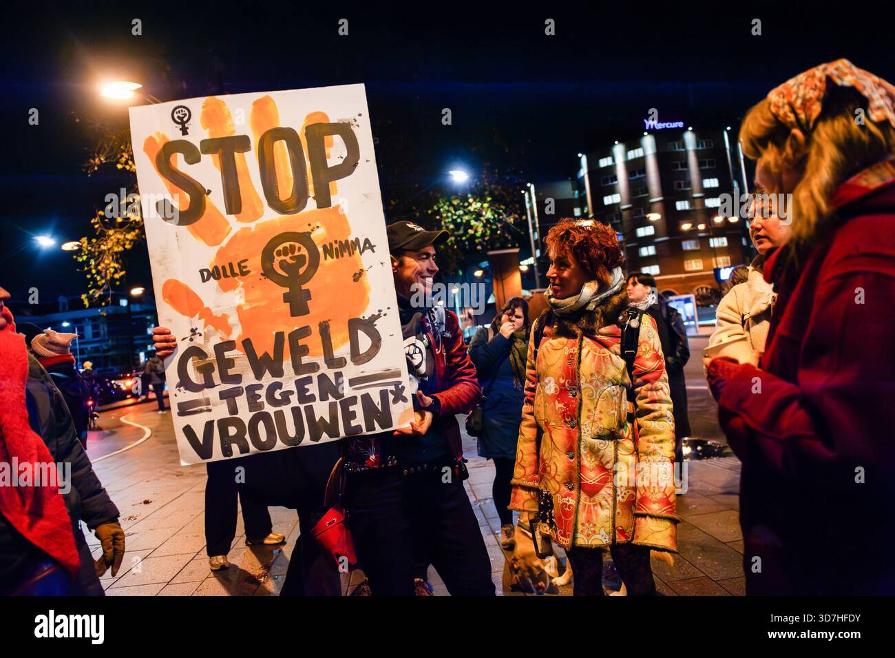 Une femme tient une pancarte contre la violence à l'égard des femmes pendant le rassemblement. À l'occasion de la Journée internationale pour l'élimination de la violence à l'égard des femmes, les gens se sont rassemblés pour hisser les drapeaux de la campagne mondiale « Orange the World » óa visant à soutenir les femmes et les filles. Pendant « Orange the World », la campagne mondiale des Nations Unies pour les femmes, dans plus de 100 pays, des bâtiments et autres objets sont illuminés en orange. De plus, des débats, des expositions, des démonstrations et diverses autres activités sont organisées. (Photo de Ana Fernandez/SOPA images/SIPA USA) Banque D'Images