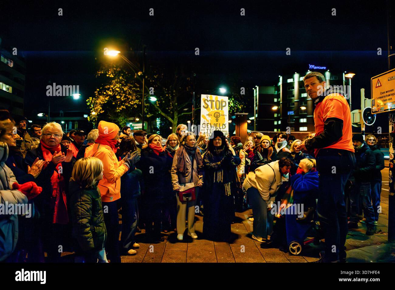 Un groupe d'hommes portant des vêtements orange se présente pour soutenir les femmes pendant le rallye. À l'occasion de la Journée internationale pour l'élimination de la violence à l'égard des femmes, les gens se sont rassemblés pour hisser les drapeaux de la campagne mondiale « Orange the World » óa visant à soutenir les femmes et les filles. Pendant « Orange the World », la campagne mondiale des Nations Unies pour les femmes, dans plus de 100 pays, des bâtiments et autres objets sont illuminés en orange. De plus, des débats, des expositions, des démonstrations et diverses autres activités sont organisées. (Photo de Ana Fernandez/SOPA images/SIPA USA) Banque D'Images