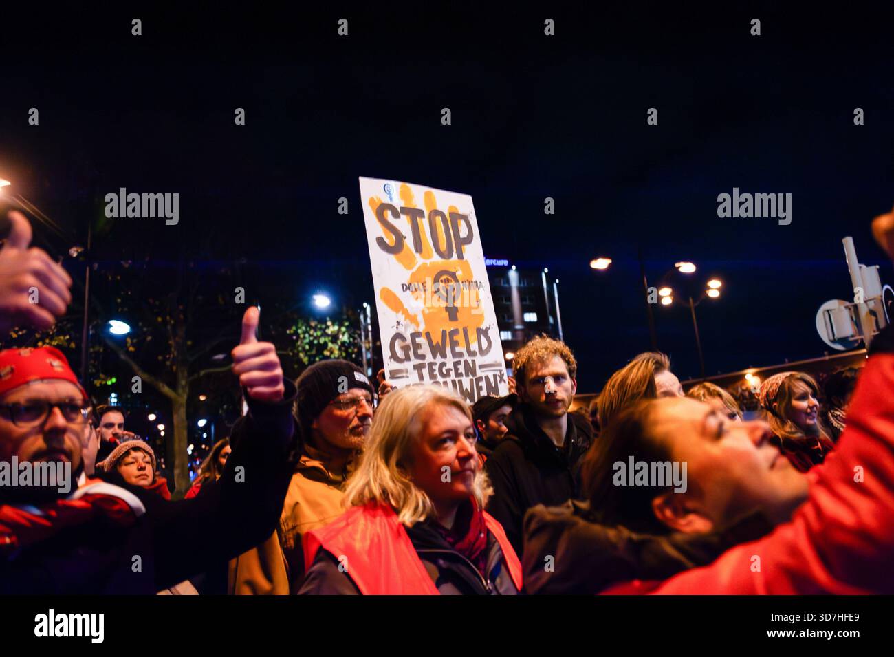 Les manifestants écoutent les discours en portant des vêtements orange pendant le rassemblement. À l'occasion de la Journée internationale pour l'élimination de la violence à l'égard des femmes, les gens se sont rassemblés pour hisser les drapeaux de la campagne mondiale « Orange the World » óa visant à soutenir les femmes et les filles. Pendant « Orange the World », la campagne mondiale des Nations Unies pour les femmes, dans plus de 100 pays, des bâtiments et autres objets sont illuminés en orange. De plus, des débats, des expositions, des démonstrations et diverses autres activités sont organisées. (Photo de Ana Fernandez/SOPA images/SIPA USA) Banque D'Images