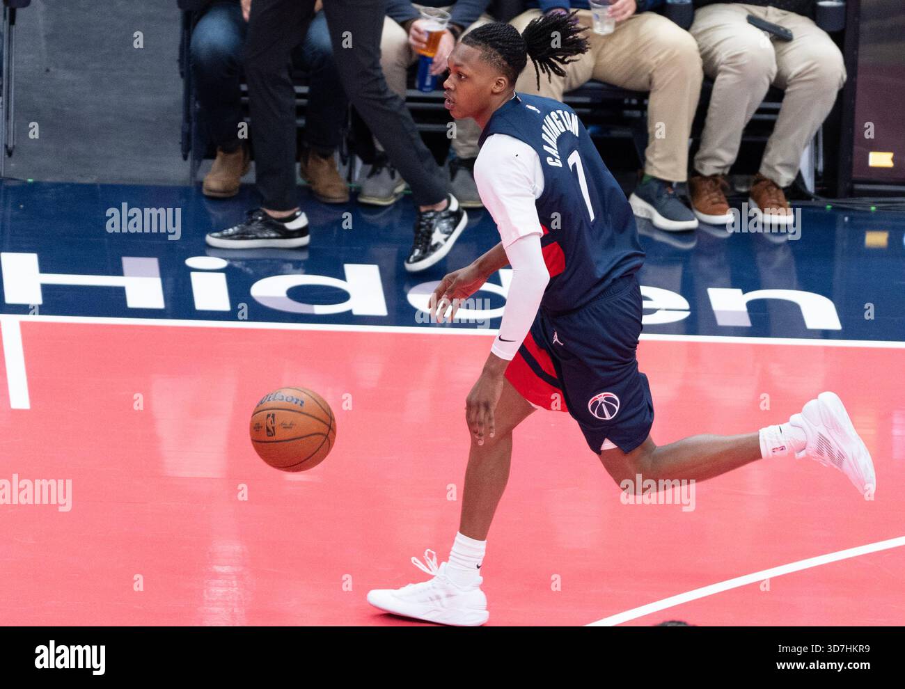 Washington, États-Unis. 25 novembre 2025. WASHINGTON, DC - NOVEMBRE 25 : les Wizards de Washington gardent Bub Carrington (7 ans) lors d'un match de la Coupe NBA entre les Wizards de Washington et les Hawks d'Atlanta le 24 novembre 2025 au Capital One Arena, à Washington, DC. (Photo de Tony Quinn/SipaUSA) crédit : Sipa USA/Alamy Live News Banque D'Images