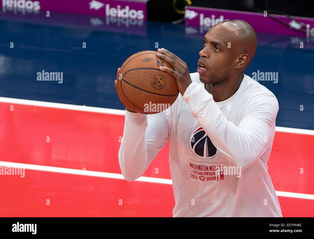 Washington, États-Unis. 25 novembre 2025. WASHINGTON, DC - NOVEMBRE 25 : Khris Middleton (22 ans), attaquant des Wizards de Washington, se réchauffe avant un match de Coupe NBA entre les Wizards de Washington et les Hawks d'Atlanta le 24 novembre 2025 au Capital One Arena, à Washington, DC. (Photo de Tony Quinn/SipaUSA) crédit : Sipa USA/Alamy Live News Banque D'Images