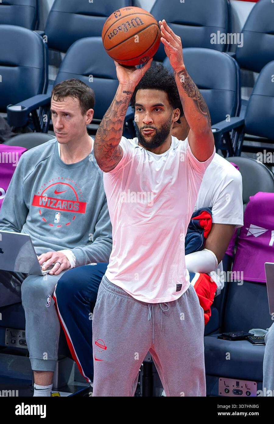 Washington, États-Unis. 25 novembre 2025. WASHINGTON, DC - NOVEMBRE 25 : le gardien des Wizards de Washington CJ McCollum (3) se réchauffe avant un match de la Coupe NBA entre les Wizards de Washington et les Hawks d'Atlanta le 24 novembre 2025 au Capital One Arena, à Washington, DC. (Photo de Tony Quinn/SipaUSA) crédit : Sipa USA/Alamy Live News Banque D'Images