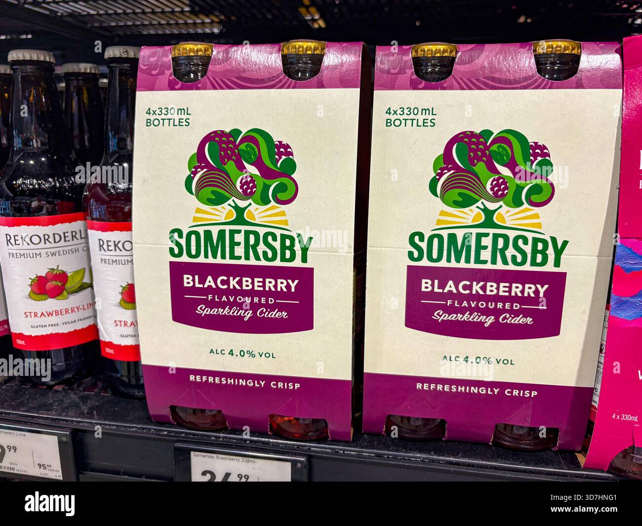 Cidre mousseux à la mûre Somersby en bouteilles et boissons rekorderling à vendre dans un magasin de vins et spiritueux australien - Image de stock capturée avec un smartphone
