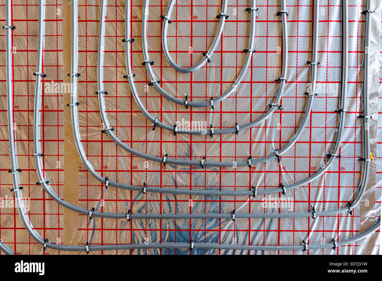 Installation de tuyaux de chauffage par le sol radiant dans un bâtiment moderne Banque D'Images