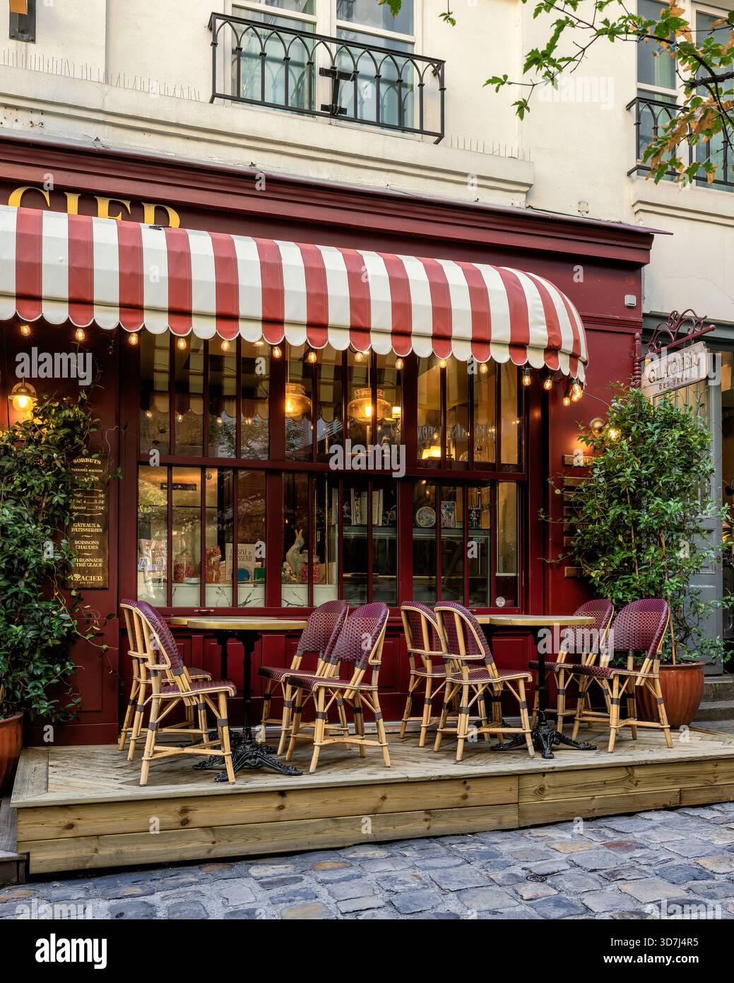 Une belle façade d'un restaurante typique à Paris, France Banque D'Images
