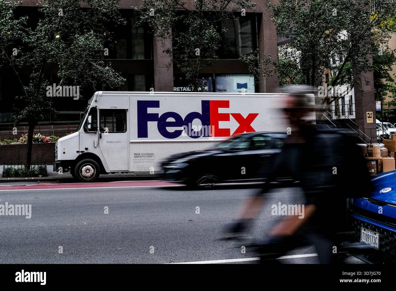 New York, États-Unis. 15 octobre 2025. Un camion de la compagnie américaine de livraison de colis FedEx vu dans les rues de New York. Banque D'Images