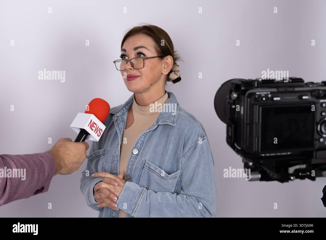 Un journaliste interroge une femme devant la caméra Banque D'Images