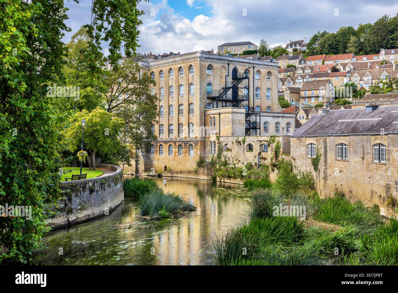 Paysage urbain avec la rivière Avon et le bâtiment Abbey Mill. Bradford on Avon, Wiltshire, Angleterre Banque D'Images