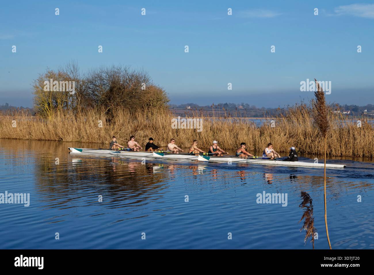 Entraînement à l’aviron huit hommes de l’Université d’Exeter sur le canal maritime d’Exeter, près d’Exminster, Devon, Royaume-Uni, janvier 2025. Banque D'Images