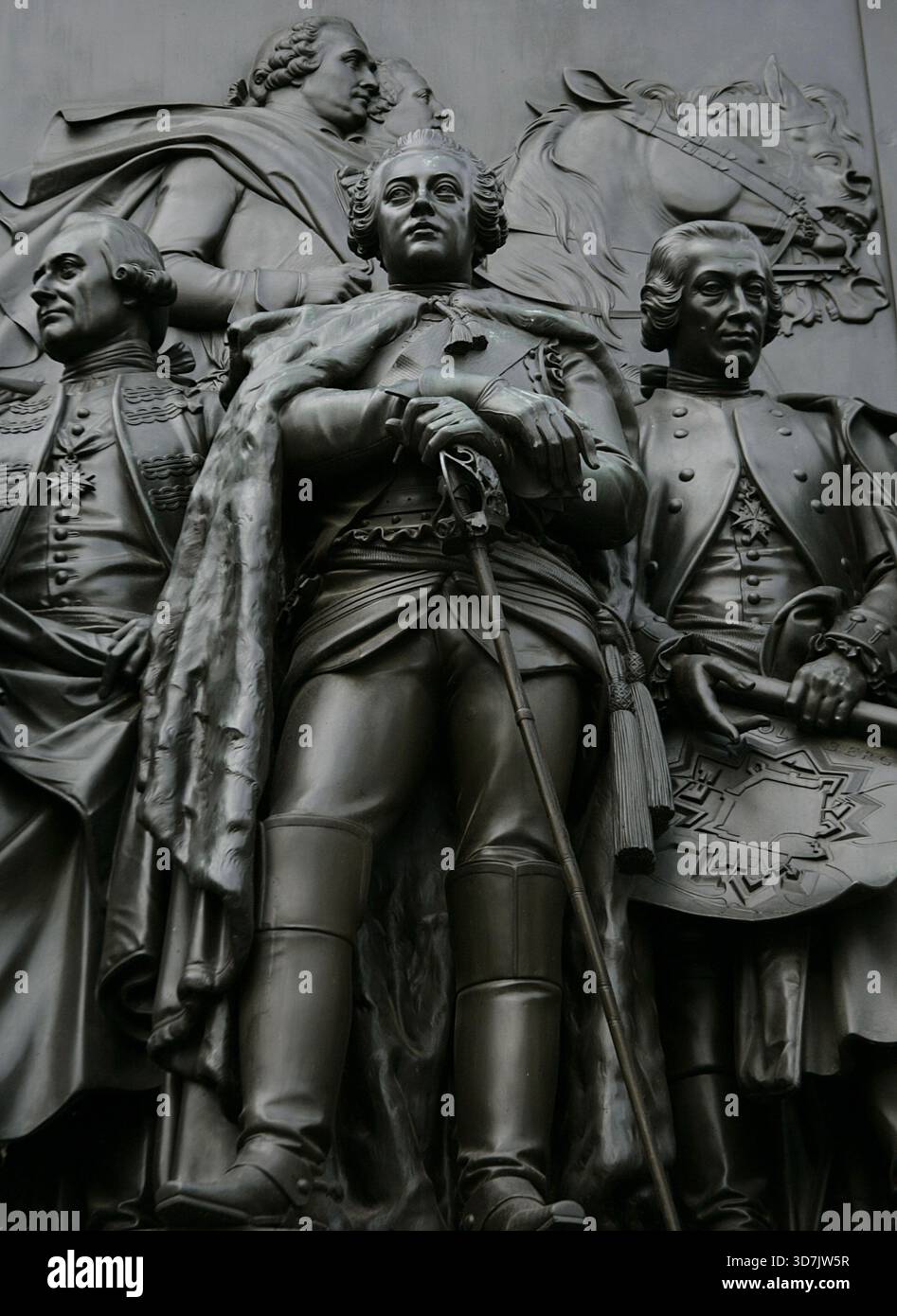 Auguste Guillaume de Prusse (August Wilhelm von Preußen) (1722-1758). Prince de Prusse. Frère et général de Frédéric le Grand. Figure en relief représentant Augustus William (au premier plan). À gauche de l'image : le major-général prussien Hans Sigismund von Lestwitz (1718-1788). A droite : Heinrich Sigismund von der Heyde (1703-1765), commandant en chef prussien de la forteresse de Kolberg. Dans ses mains est un plan de Kolberg. Détail du monument à Frédéric le Grand, érigé sur l'avenue Unter den Linden, Berlin, Allemagne. Réalisé en bronze entre 1839 et 1851 par le sculpteur allemand Christian Daniel Rauch Banque D'Images