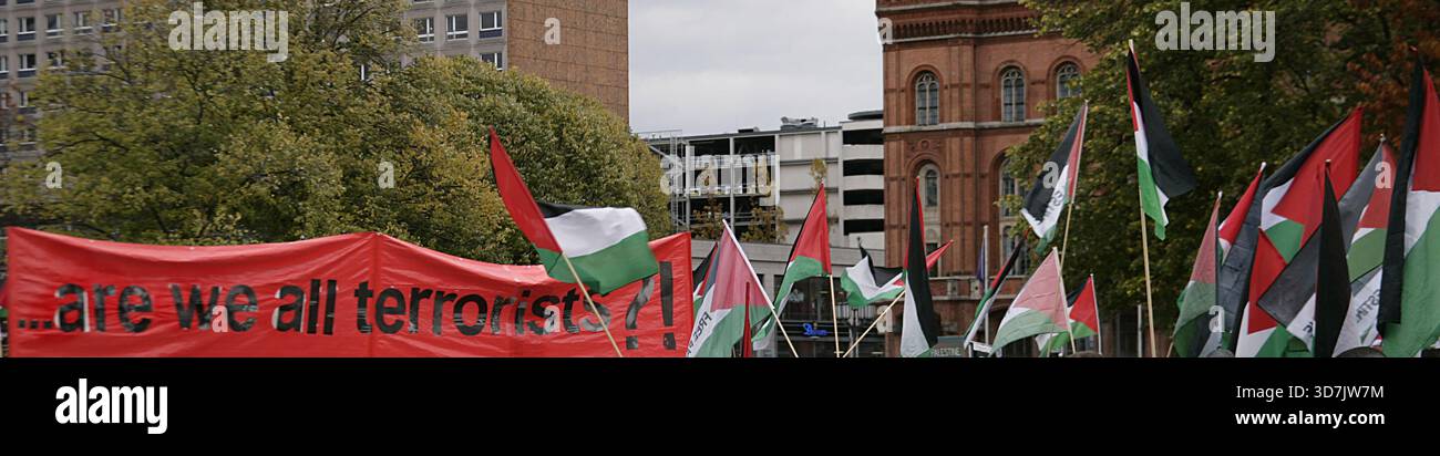 Berlin, Allemagne, 25 octobre 2025. Drapeaux palestiniens lors d'une manifestation de protestation contre les bombardements israéliens à Gaza, devant l'hôtel de ville rouge (Rotes Rathaus). Banque D'Images