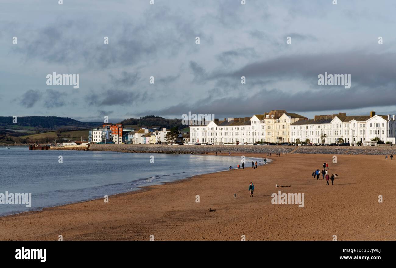 Gens marchant sur la plage d'Exmouth par une journée ensoleillée d'hiver, Devon, Royaume-Uni, décembre 2024. Banque D'Images
