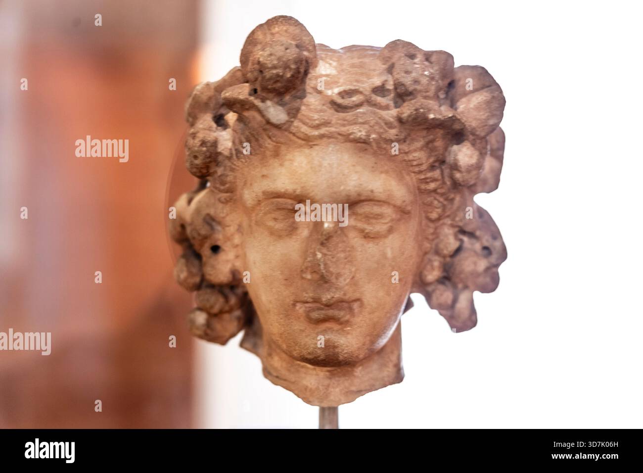 Jeune tête de Dionysos, marbre blanc recouvert de patine ocre jaunâtre, IIe siècle après JC, Empire romain ibérique, Musée archéologique de Sagunto, p Banque D'Images