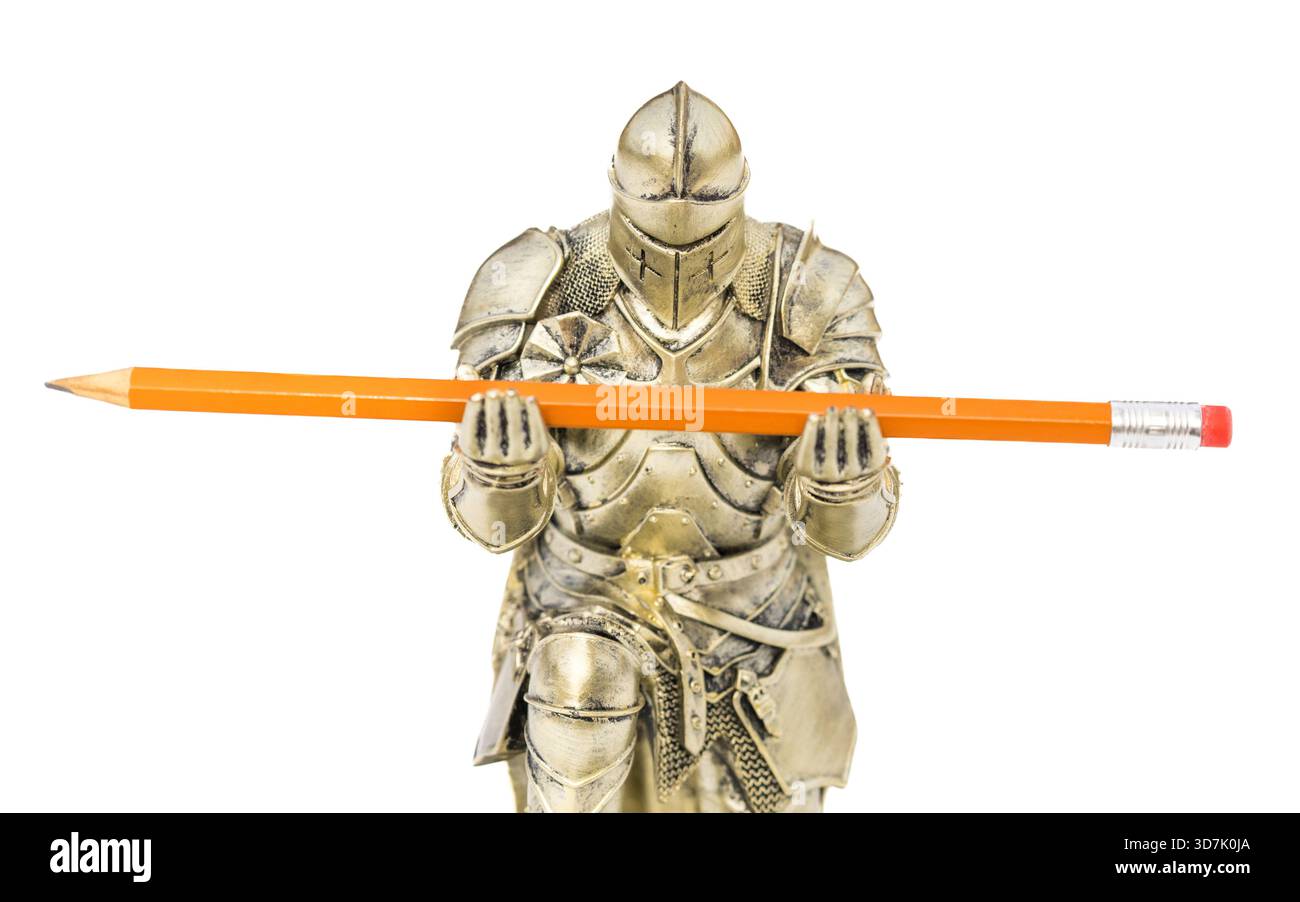 Figurine de chevalier tenant un crayon jaune sur un fond blanc. Banque D'Images