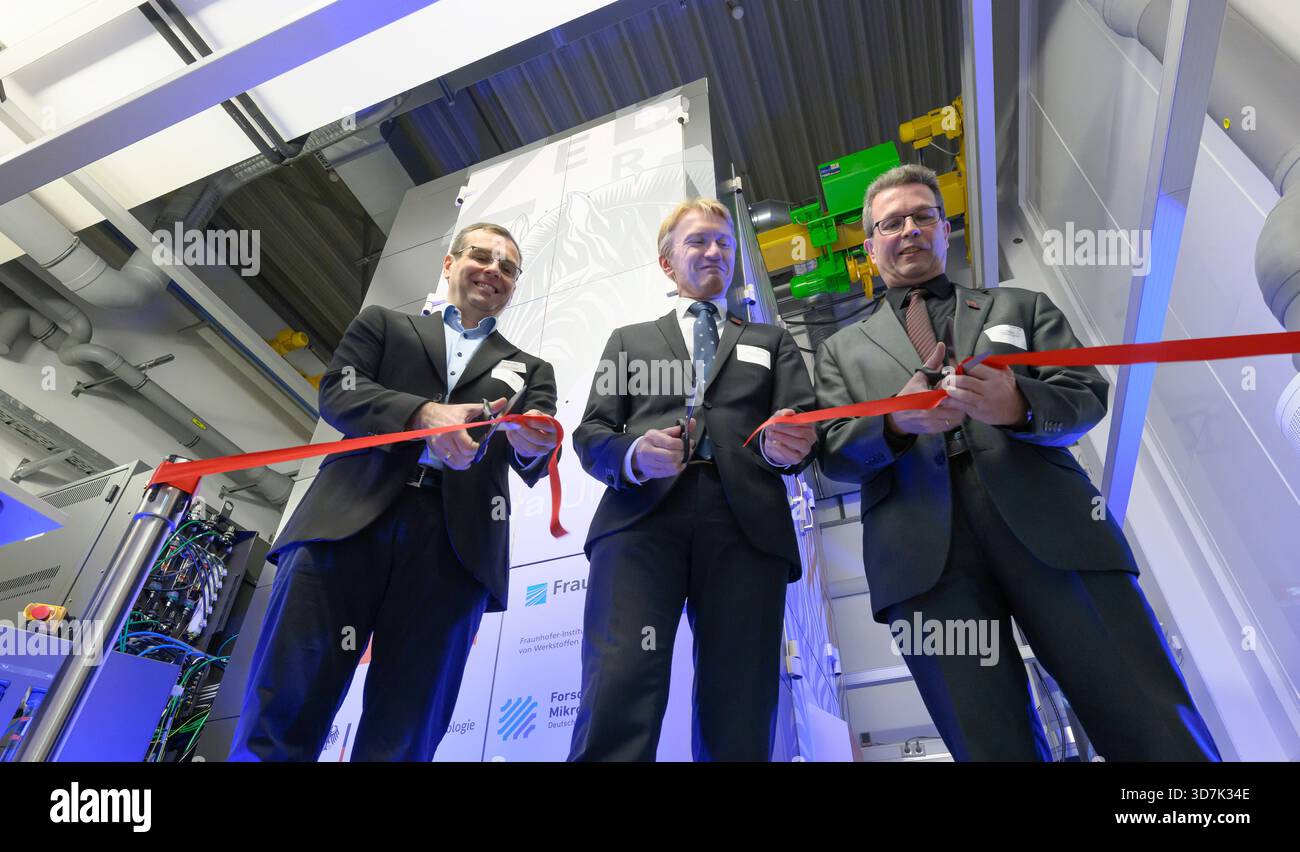 26 novembre 2025, Saxe-Anhalt, Halle (Saale) : Dirk Schumann (R-l), Research Fab Microelectronics Germany, Christian Schmelzer, Fraunhofer IMWS et Arno Meingast, Thermo Fisher Scientific, mettre en service un microscope électronique à transmission à balayage dans un laboratoire de l'Institut Fraunhofer pour la microstructure des matériaux et des systèmes IMWS. Le système est la première installation de ce type en Europe. Photo : Hendrik Schmidt/dpa Banque D'Images