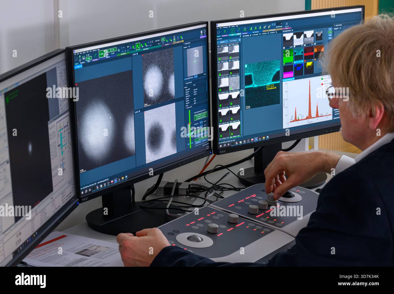 26 novembre 2025, Saxe-Anhalt, Halle (Saale) : dans un laboratoire de l'Institut Fraunhofer pour la microstructure des matériaux et des systèmes IMWS, Andreas Graff examine des images de composants microélectroniques prises par un microscope électronique à transmission à balayage. Le système est la première installation de ce type en Europe. Photo : Hendrik Schmidt/dpa Banque D'Images