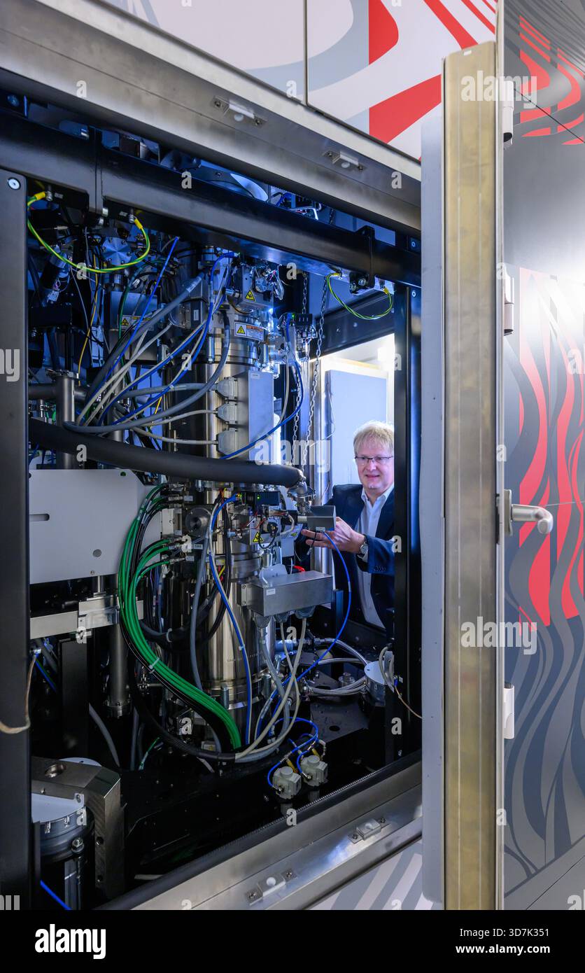 26 novembre 2025, Saxe-Anhalt, Halle (Saale) : Andreas Graff travaille sur un microscope électronique à transmission à balayage dans un laboratoire de l'Institut Fraunhofer pour la microstructure des matériaux et des systèmes IMWS. Le système est la première installation de ce type en Europe. Photo : Hendrik Schmidt/dpa Banque D'Images
