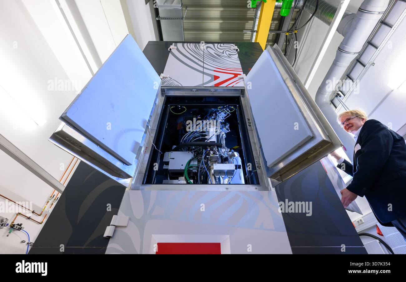 26 novembre 2025, Saxe-Anhalt, Halle (Saale) : Andreas Graff travaille sur un microscope électronique à transmission à balayage dans un laboratoire de l'Institut Fraunhofer pour la microstructure des matériaux et des systèmes IMWS. Le système est la première installation de ce type en Europe. Photo : Hendrik Schmidt/dpa Banque D'Images