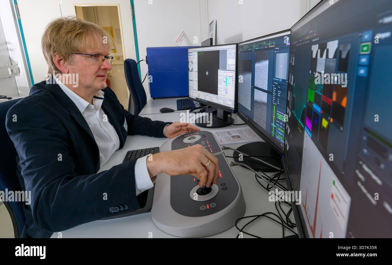 26 novembre 2025, Saxe-Anhalt, Halle (Saale) : dans un laboratoire de l'Institut Fraunhofer pour la microstructure des matériaux et des systèmes IMWS, Andreas Graff examine des images de composants microélectroniques prises par un microscope électronique à transmission à balayage. Le système est la première installation de ce type en Europe. Photo : Hendrik Schmidt/dpa Banque D'Images