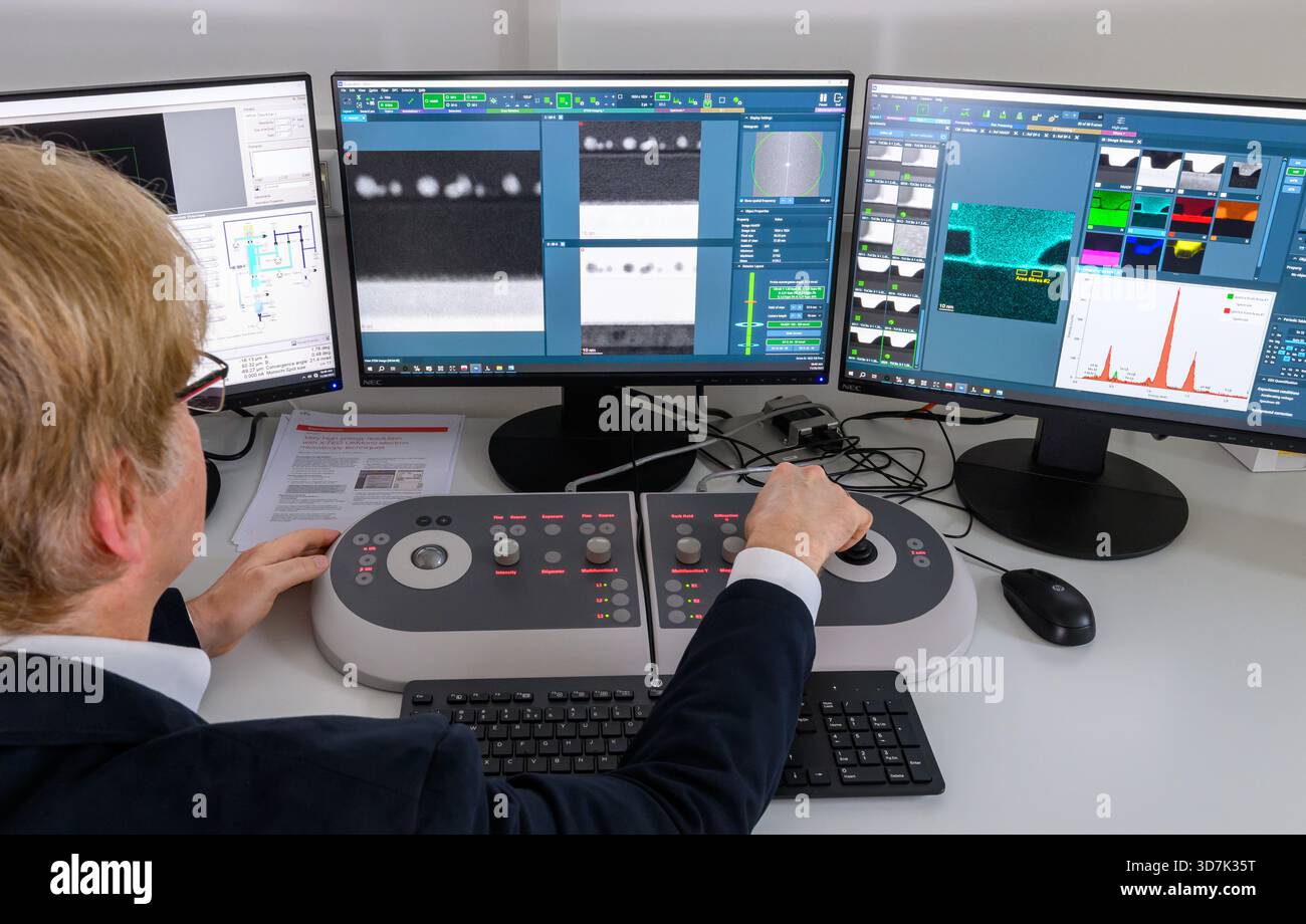 26 novembre 2025, Saxe-Anhalt, Halle (Saale) : dans un laboratoire de l'Institut Fraunhofer pour la microstructure des matériaux et des systèmes IMWS, Andreas Graff examine des images de composants microélectroniques prises par un microscope électronique à transmission à balayage. Le système est la première installation de ce type en Europe. Photo : Hendrik Schmidt/dpa Banque D'Images