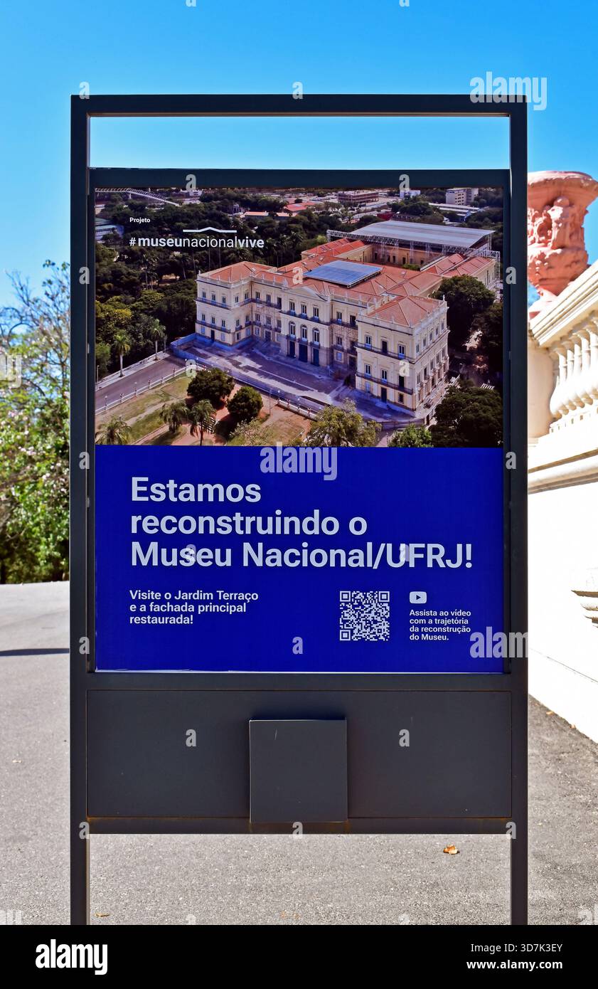 RIO DE JANEIRO, BRÉSIL - 24 octobre 2025 : panneau d'information sur la reconstruction du Musée national Banque D'Images