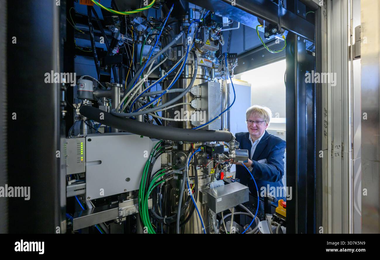 26 novembre 2025, Saxe-Anhalt, Halle (Saale) : Andreas Graff travaille sur un microscope électronique à transmission à balayage dans un laboratoire de l'Institut Fraunhofer pour la microstructure des matériaux et des systèmes IMWS. Le système est la première installation de ce type en Europe. Photo : Hendrik Schmidt/dpa Banque D'Images