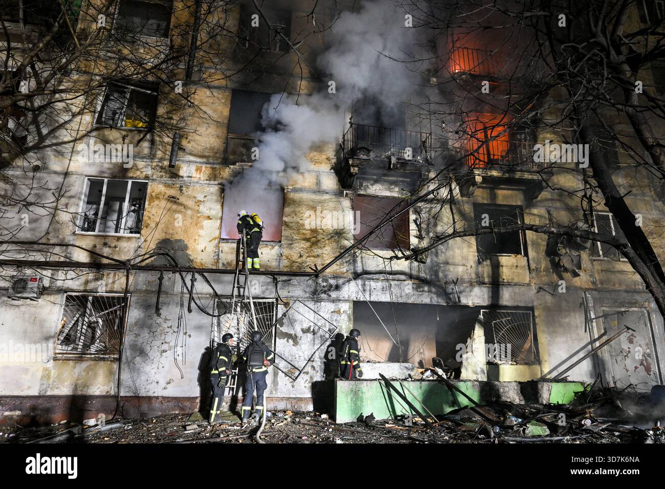 Un pompier monte l’échelle dans un immeuble résidentiel en feu qui a été touché par un drone russe, Zaporizhzhia, Ukraine, le 25 novembre 2025. Mardi soir, le 25 novembre, Zaporizhzhia a été attaqué par des drones russes. La ville a subi d'importants dommages aux infrastructures de logement civil. Plusieurs incendies de grande ampleur ont été signalés. Dix-neuf personnes ont été blessées dans l'attaque. (Photo de Dmytro Smolienko/Ukrinform) Banque D'Images