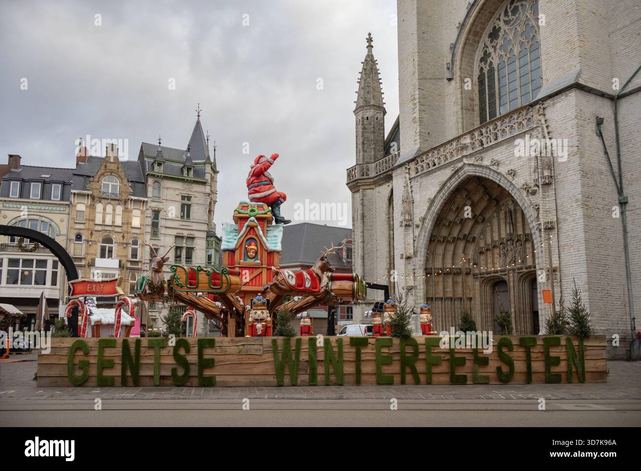 Architecture belge traditionnelle et marché de Noël au Gentse Winterfeesten, situé dans le centre-ville de Gand, Belgique. Banque D'Images