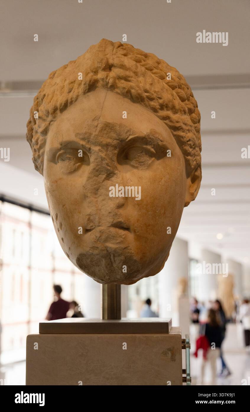 Sculpture de la tête de la déesse grecque Artémis Brauronia, l'un des dieux grecs, protecteur des femmes enceintes ; Musée de l'Acropole, Athènes, Grèce Banque D'Images