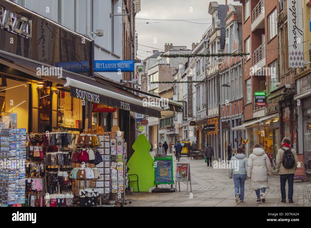 Beaux bâtiments et boutiques de souvenirs le long d'une rue commerçante piétonne dans le centre-ville de Gand Belgique. Photo prise par un jour nuageux en Flandre Banque D'Images