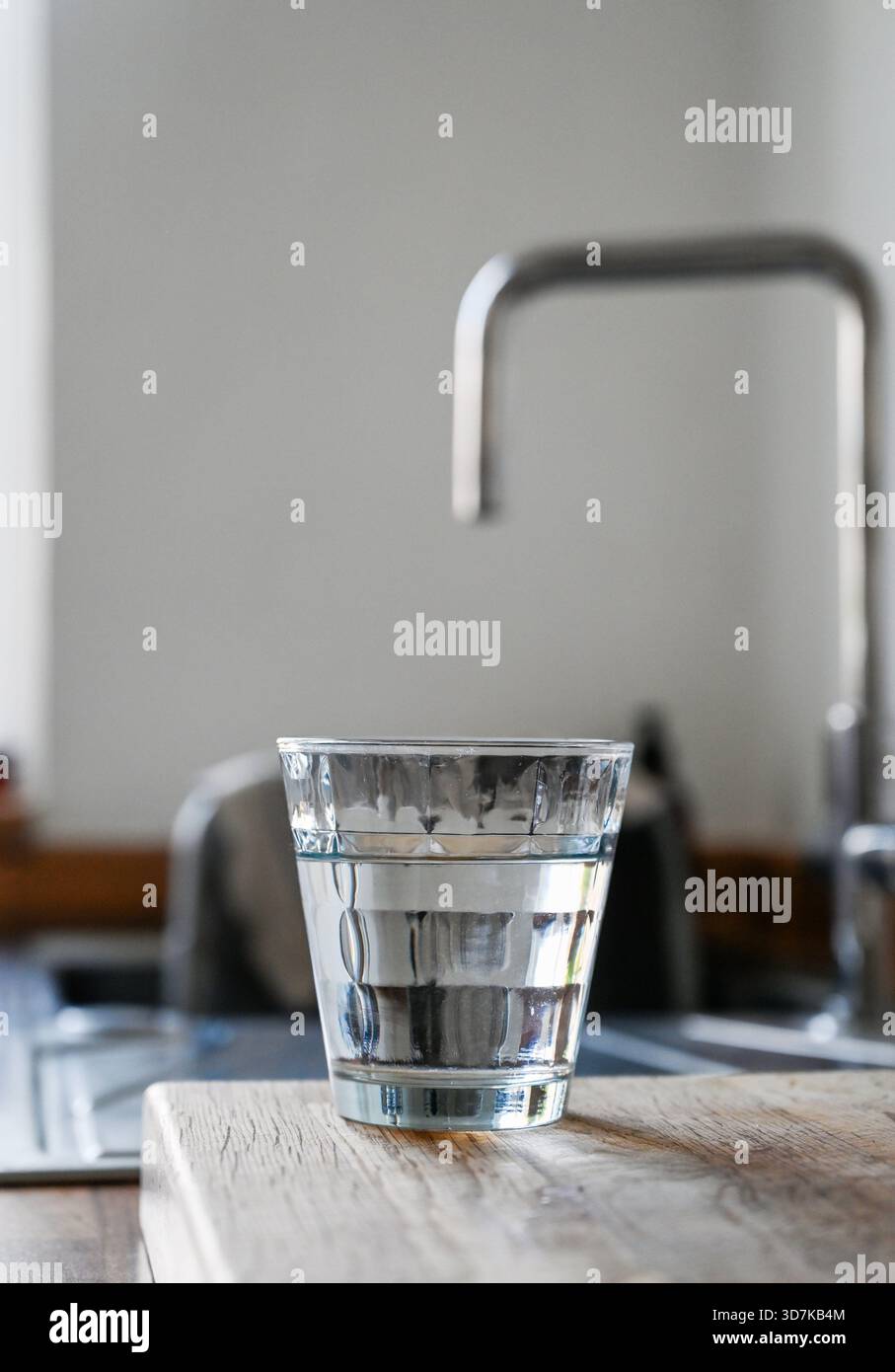 Verre d'eau du robinet dans la cuisine à la maison UK 2025 Banque D'Images