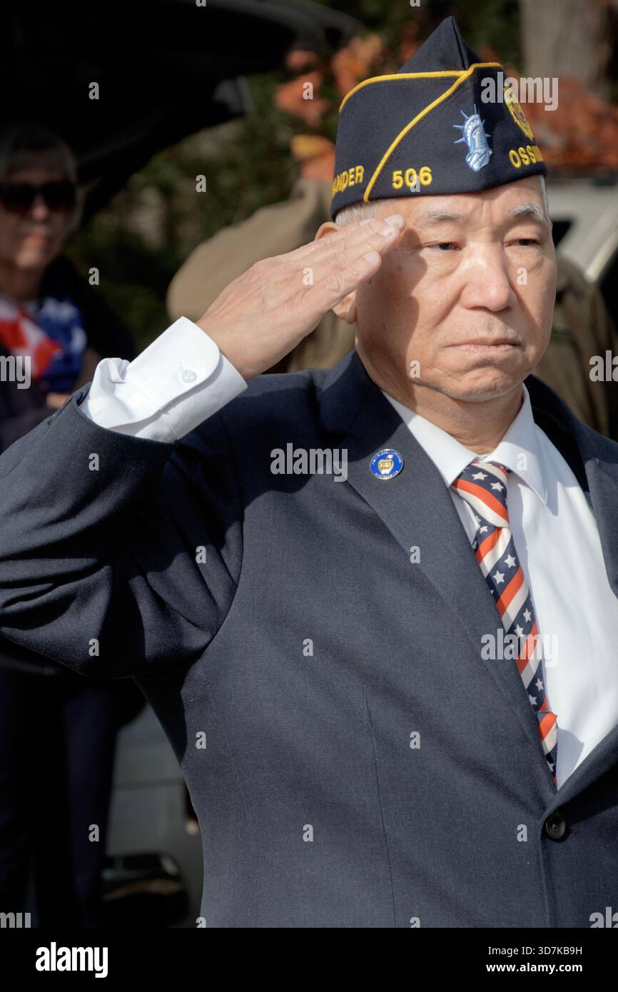 Un homme américain d'origine asiatique plus âgé actif dans la Légion américaine salue pendant le jeu de l'hymne national. Journée des vétérans Lasdon Park, Katonah. Banque D'Images