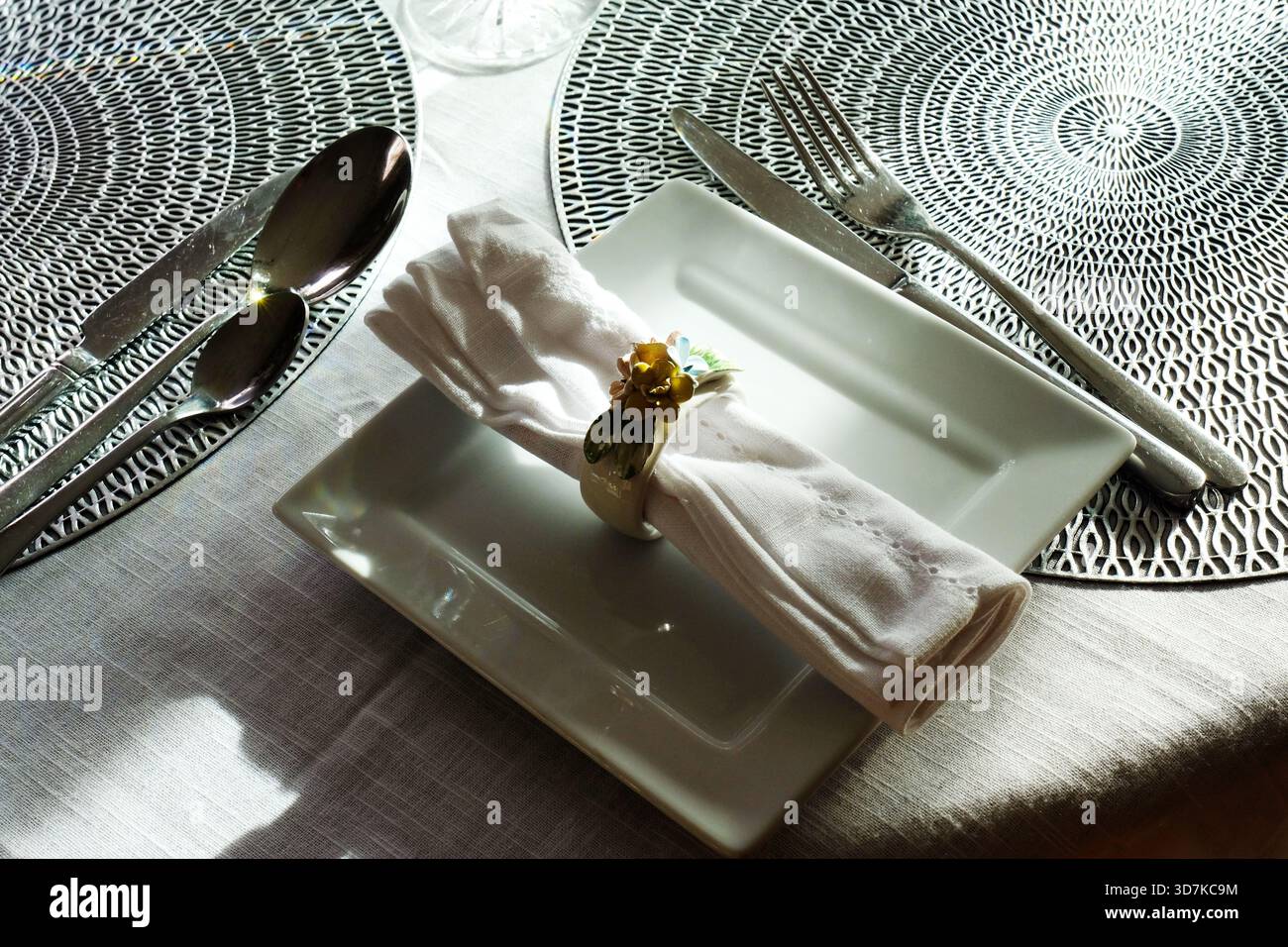 Gros plan d'une serviette et d'un anneau de serviette sur une table à manger préparée Banque D'Images