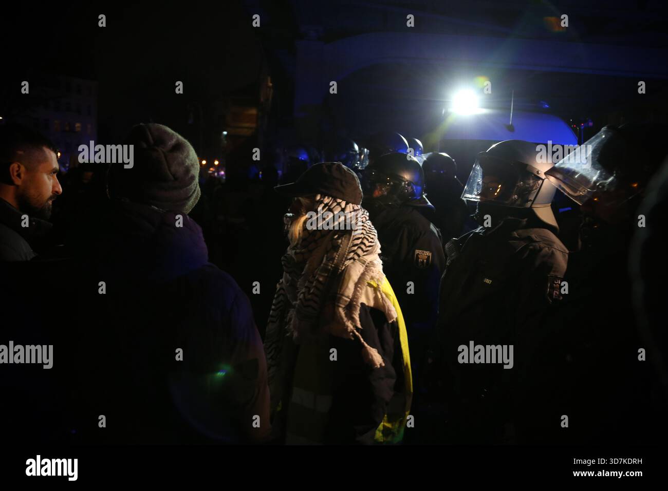 Berlin, Allemagne. 25 novembre 2025. Des policiers surveillent la zone lors d'une manifestation pro-palestinienne à Schlesisches Tor à Berlin. Plusieurs participants ont été arrêtés et un certain nombre de policiers ont été blessés alors que les tensions se sont intensifiées pendant la marche. Environ 450 personnes ont pris part à la manifestation, avec un nombre similaire de policiers déployés sur les lieux. (Crédit image : © Rouzbeh Fouladi/ZUMA Press Wire) USAGE ÉDITORIAL SEULEMENT ! Non destiné à UN USAGE commercial ! Banque D'Images