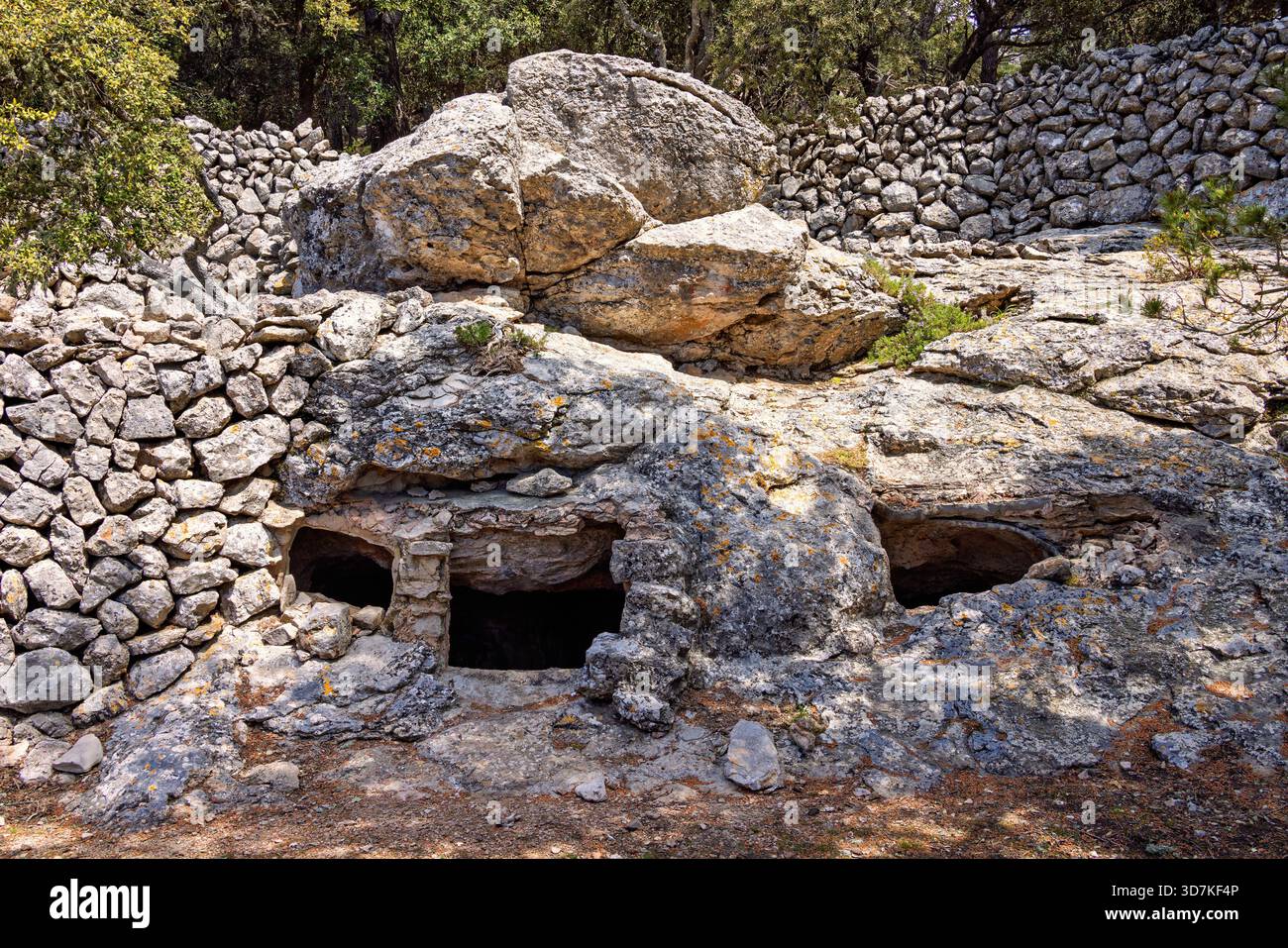 Grotte avec des ouvertures dans la roche et des pierres disposées autour d'elle Banque D'Images