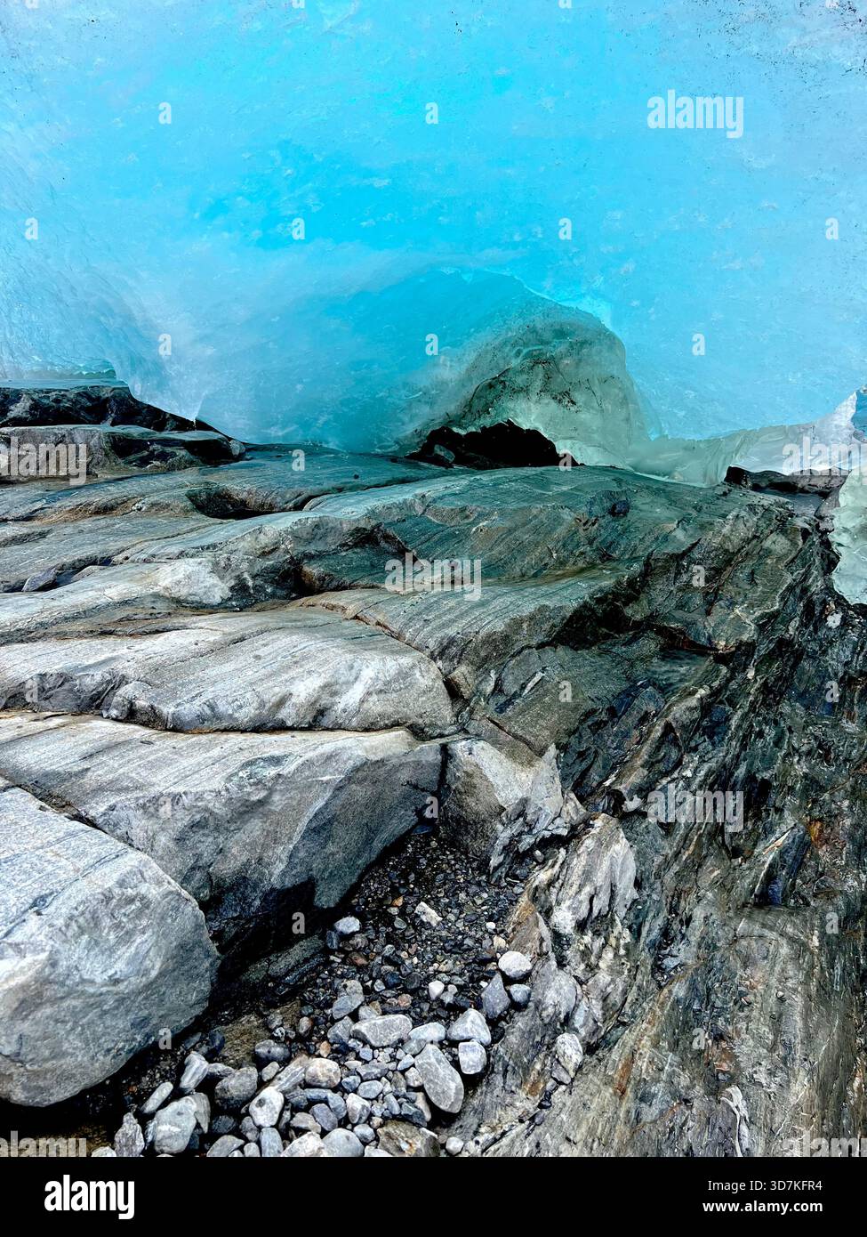 Détail de la glace glaciaire bleue et du substrat rocheux sculpté au bord du glacier Svartisen à Nordland, dans le nord de la Norvège - Image de stock capturée avec un smartphone