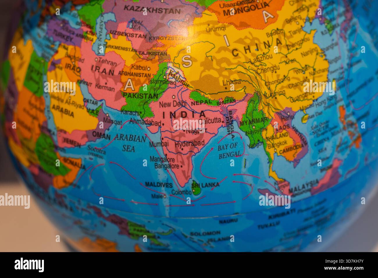 Globe mettant en évidence l'Inde, la Chine et le moyen-Orient - carte du monde colorée en gros plan pour l'éducation, les voyages, la géographie et les études mondiales. Banque D'Images