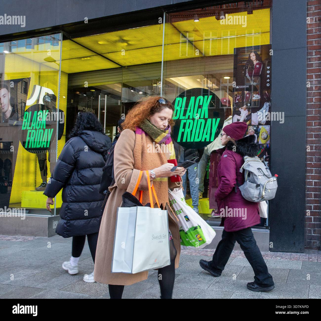 Black Friday, shopping, femmes, femmes, haut, rue, royaume-uni, gens, magasin, vente au détail, magasin, marche, marche, rayon, magasin, vente, événement Banque D'Images