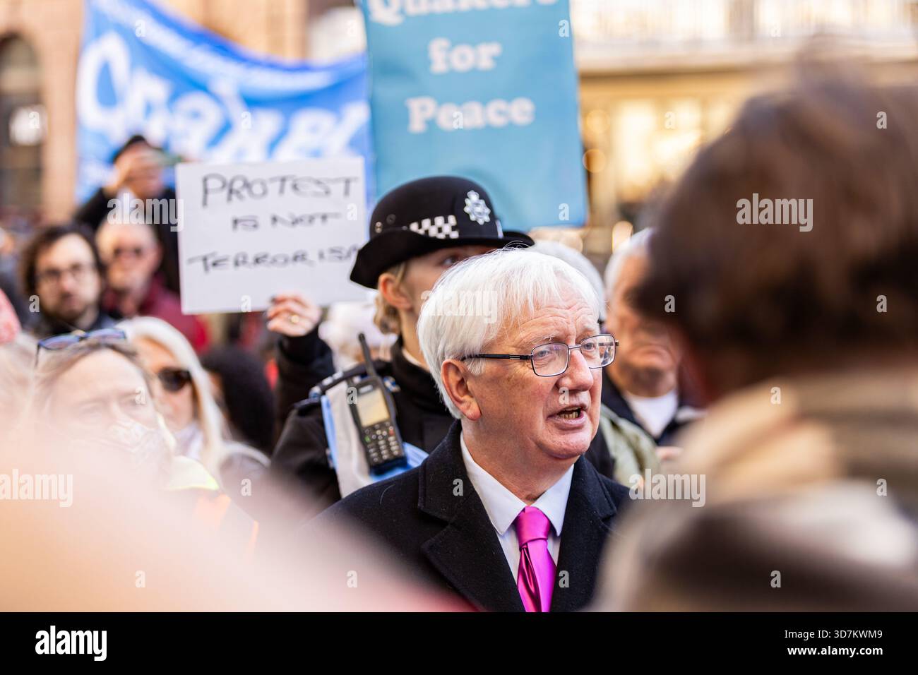 Craig Murray en présence donnant des mises à jour aux médias devant les cours royales de Justice à Londres lors de la manifestation Defend Our Juries sur l'interdiction de l'action en Palestine le 26 novembre 2025 Banque D'Images